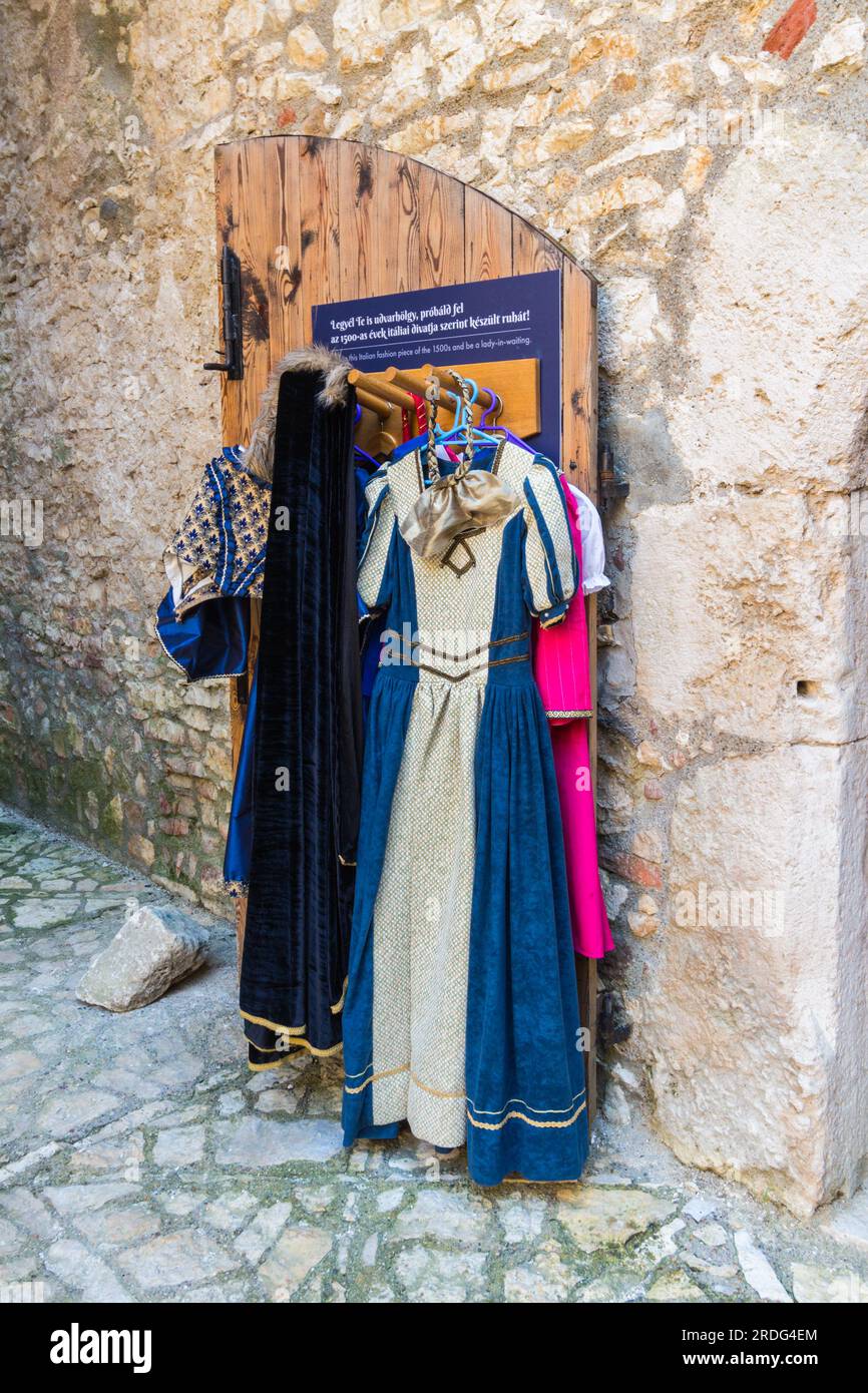 I costumi del XVI secolo appesi a Kinizsi var (castello di Kinizsi) hanno origine dalla fine del XIV secolo, Nagyvazsony, Ungheria Foto Stock