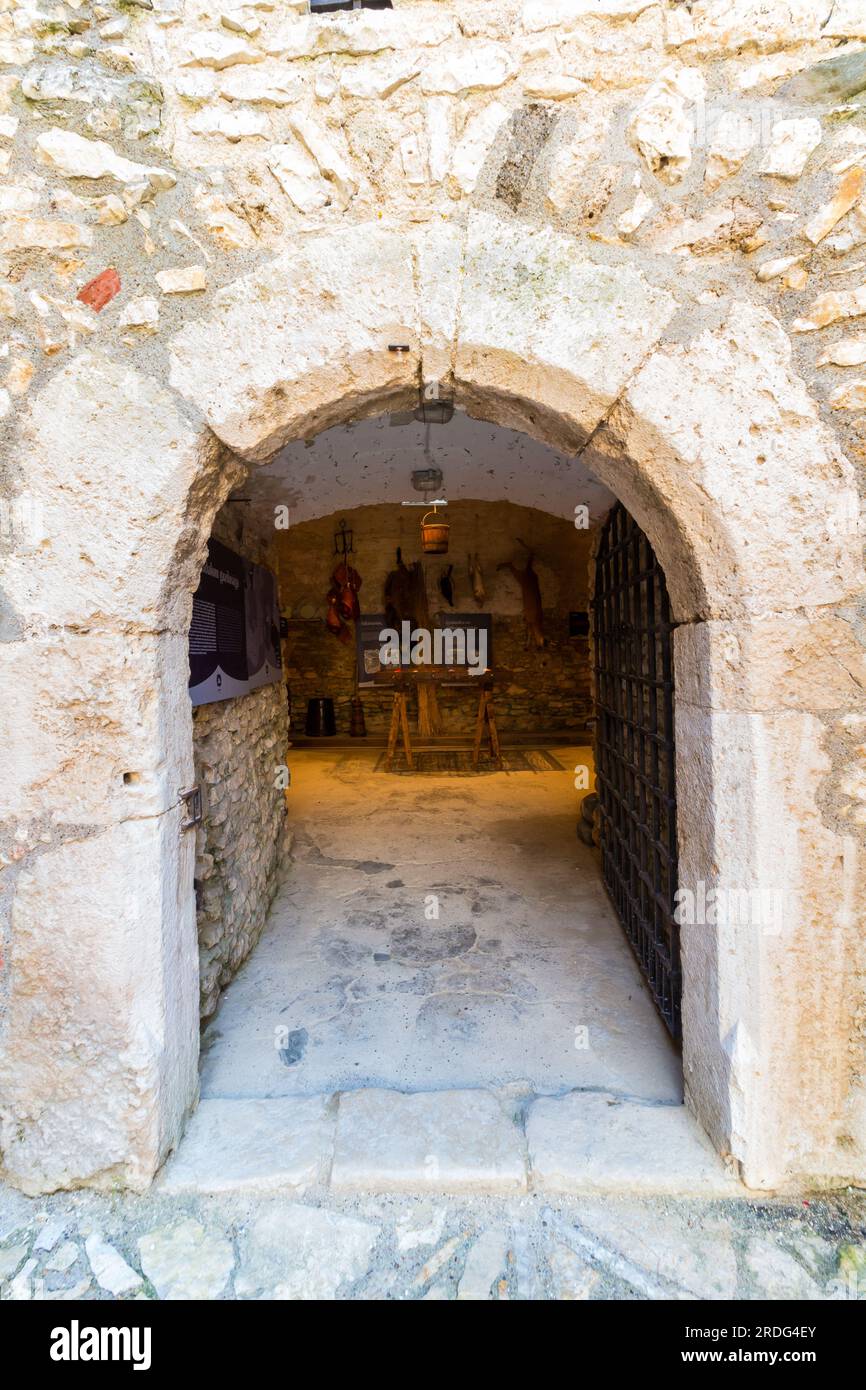 Guardando in cucina a Kinizsi var (castello di Kinizsi) è nato dalla fine del XIV secolo, Nagyvazsony, Ungheria Foto Stock