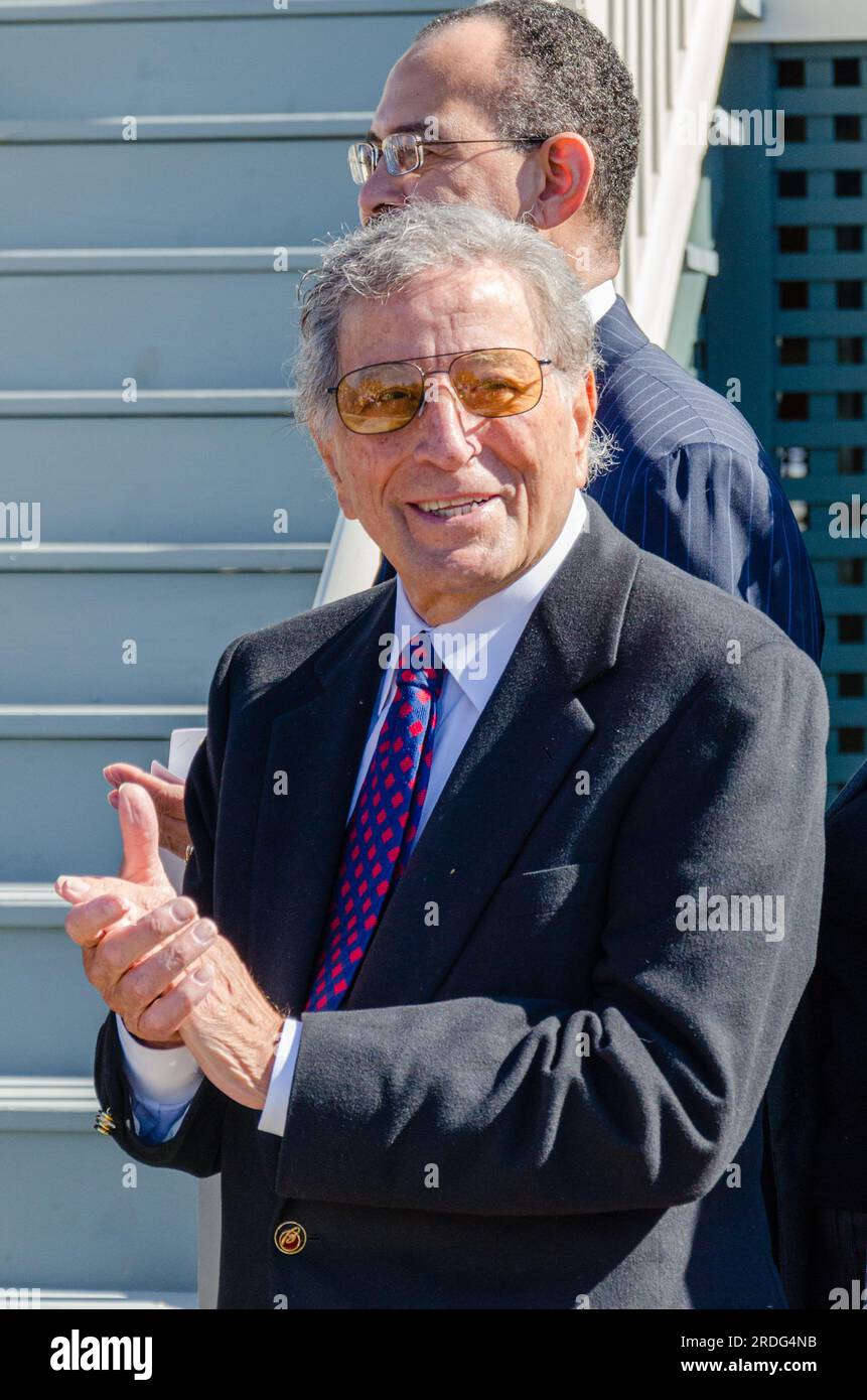 NEW ORLEANS, LOUISIANA - 11 NOVEMBRE 2011: Il cantante Tony Bennett alla cerimonia di taglio del nastro per consegnare le chiavi a un progetto Home Again Home Foto Stock NEW ORLEANS, LOUISIANA - 11 NOVEMBRE 2011: Il cantante Tony Bennett alla cerimonia di taglio del nastro per consegnare le chiavi a un progetto Home Again Home Foto Stock