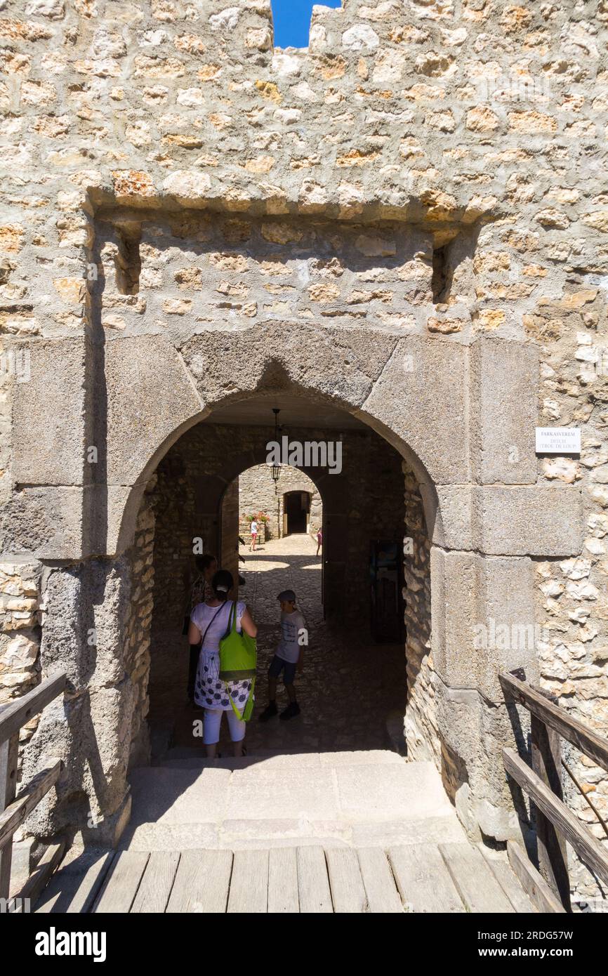 L'ingresso ad arco di Kinizsi var (castello di Kinizsi) ebbe alla fine del XIV secolo, Nagyvazsony, Ungheria Foto Stock