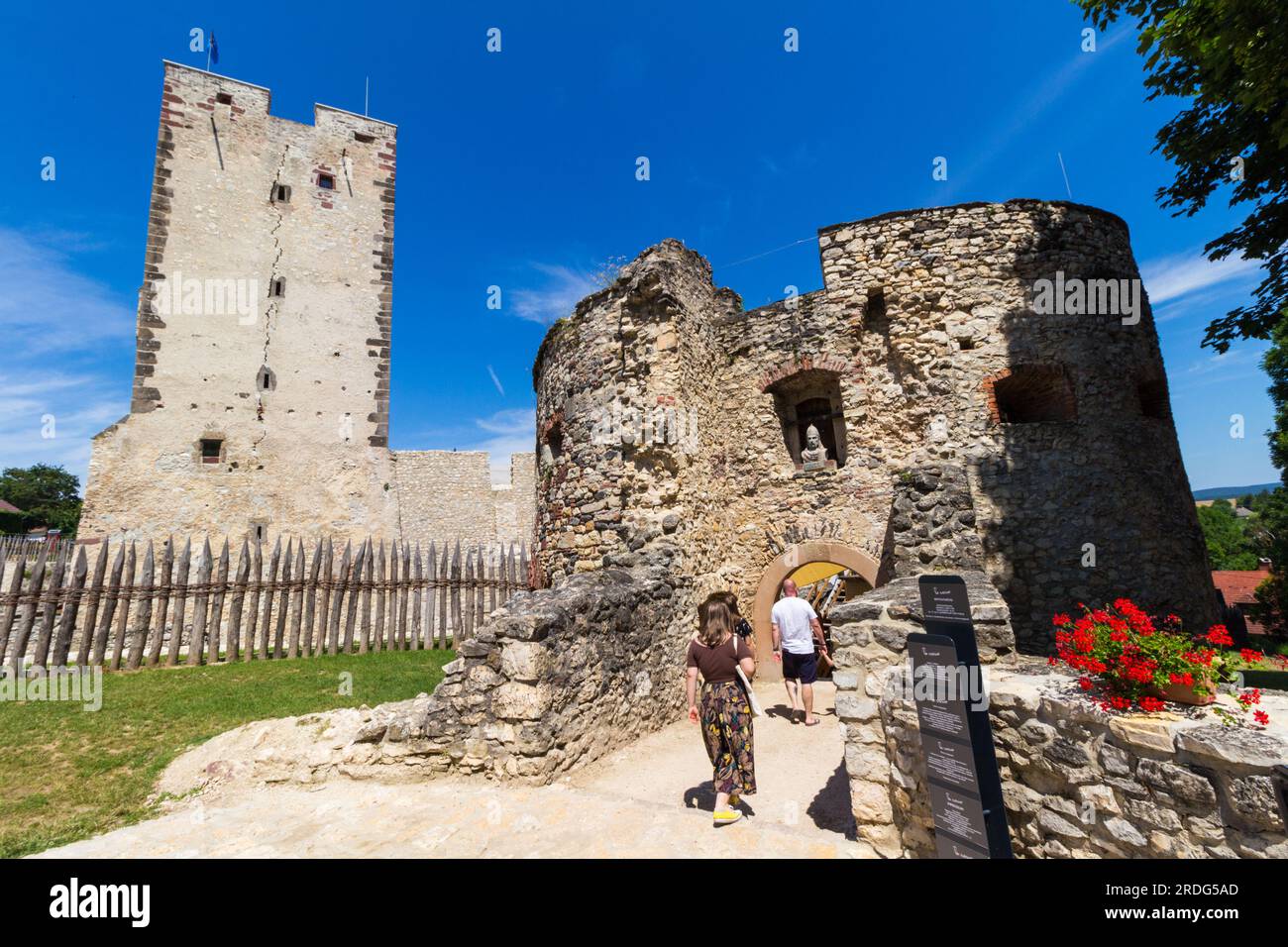 I turisti camminano verso Kinizsi var (castello di Kinizsi) originato dalla fine del XIV secolo, Nagyvazsony, Ungheria Foto Stock