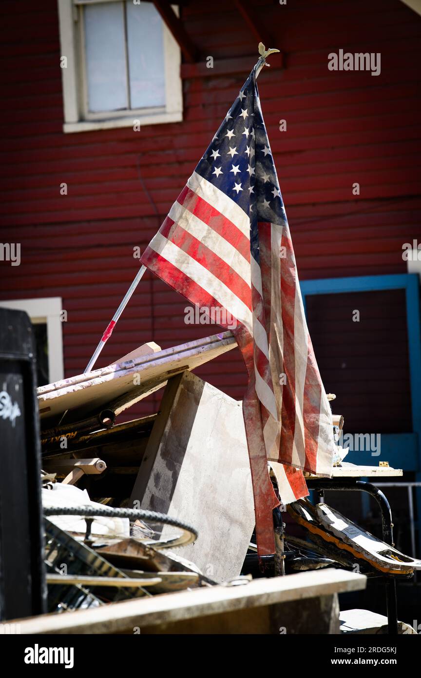 20 luglio 2023. Montpelier USA. Una bandiera americana sporge da un cumulo di macerie su Langdon Street, Montpelier, VT, in seguito all'inondazione che ha inondato la capitale del Vermont, USA, New England. Crediti: John Lazenby/Alamy Live News Foto Stock