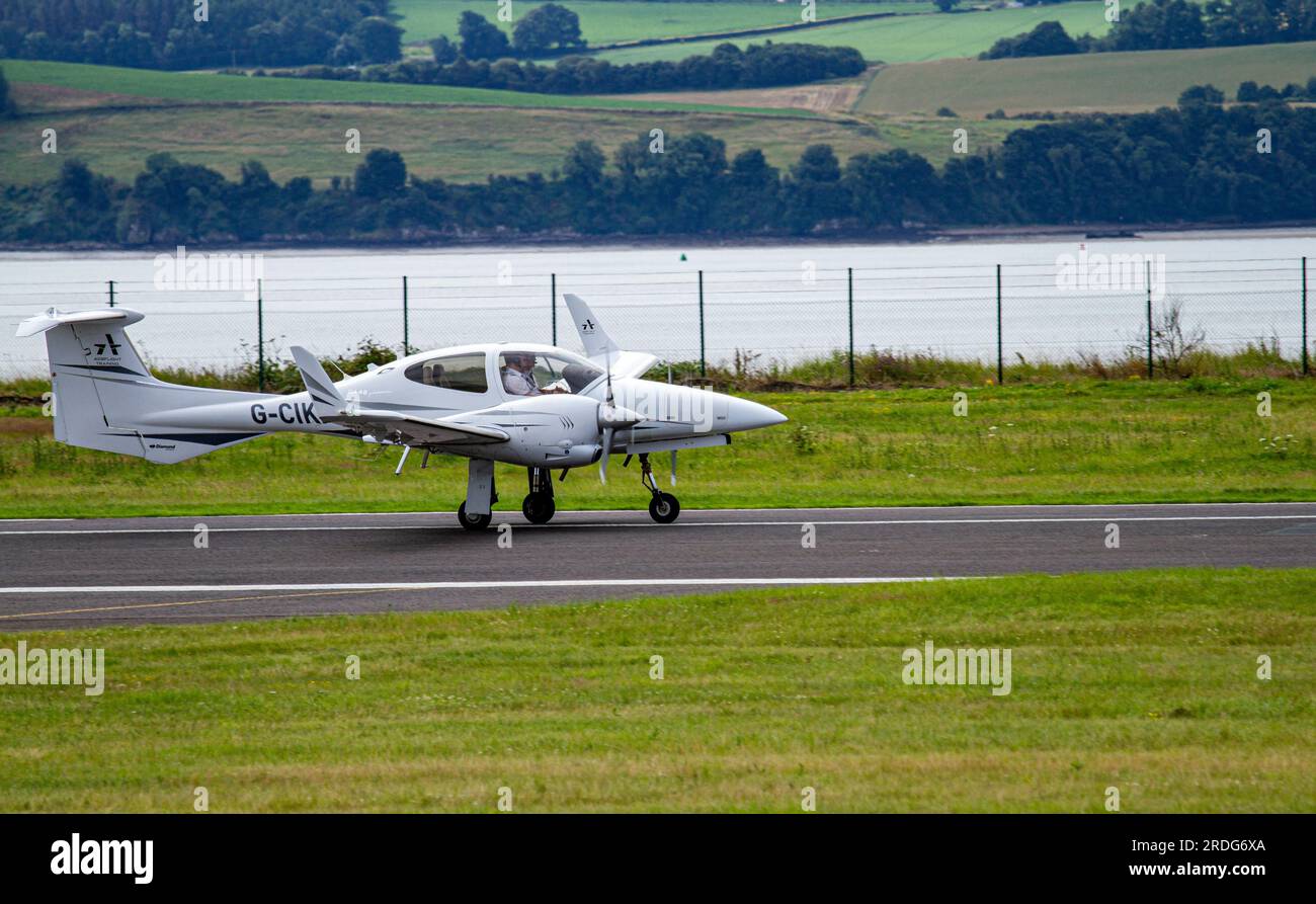 Dundee, Tayside, Scozia, Regno Unito. 21 luglio 2023. Il tempo che attraversa Tayside, in Scozia, è caldo e luminoso, con temperature che raggiungono i 22°C. Classificazione G-CIKM ACSFLIGHT Multi Engine Piston Class - DA42 Twinstar Training Aircraft atterraggio e decollo presso l'aeroporto Dundee Riverside, Scozia. Crediti: Dundee Photographics/Alamy Live News Foto Stock