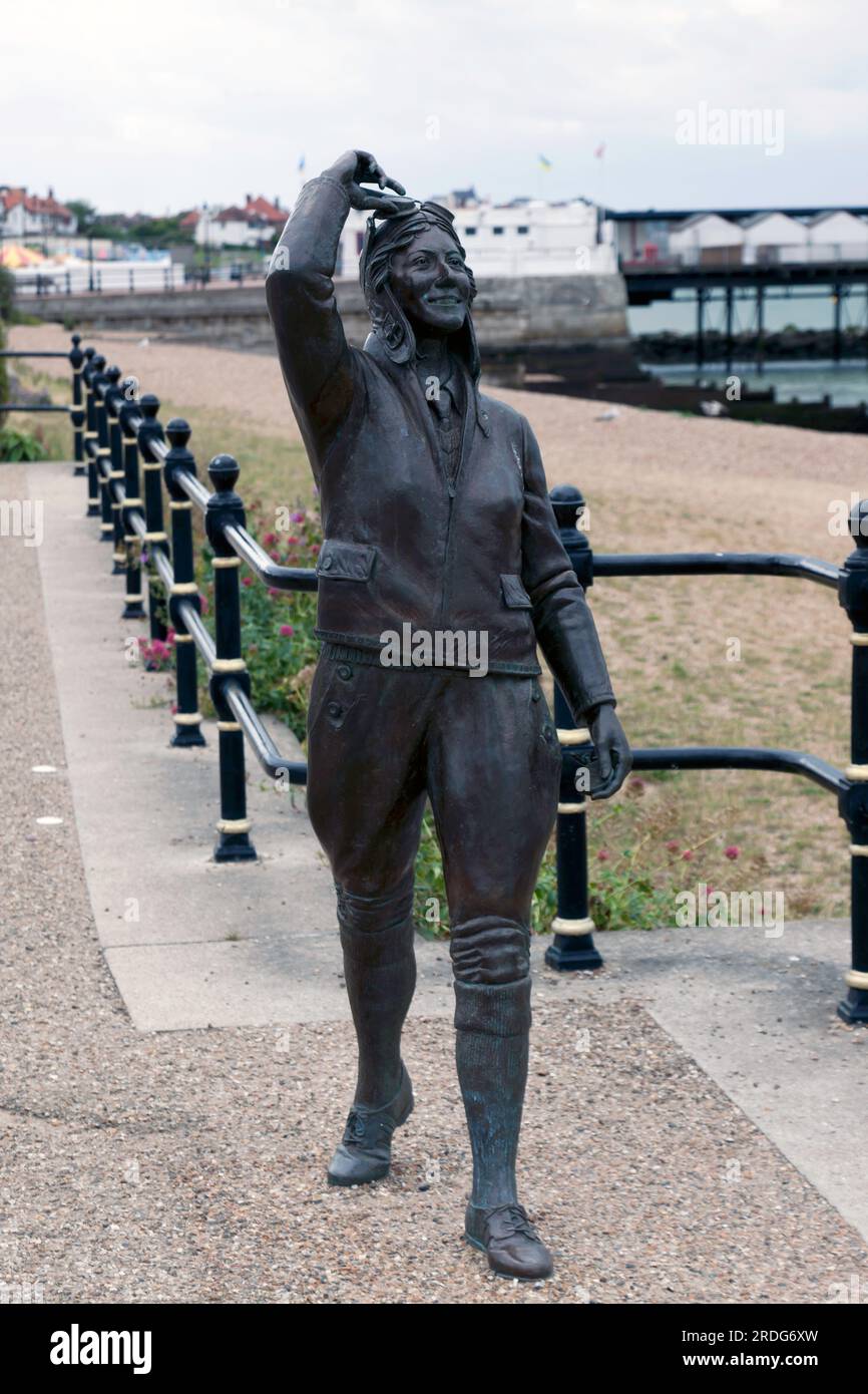 Statua di bronzo di Amy Johnson, sul lungomare di Herne Bay, Thanet, Kent Foto Stock
