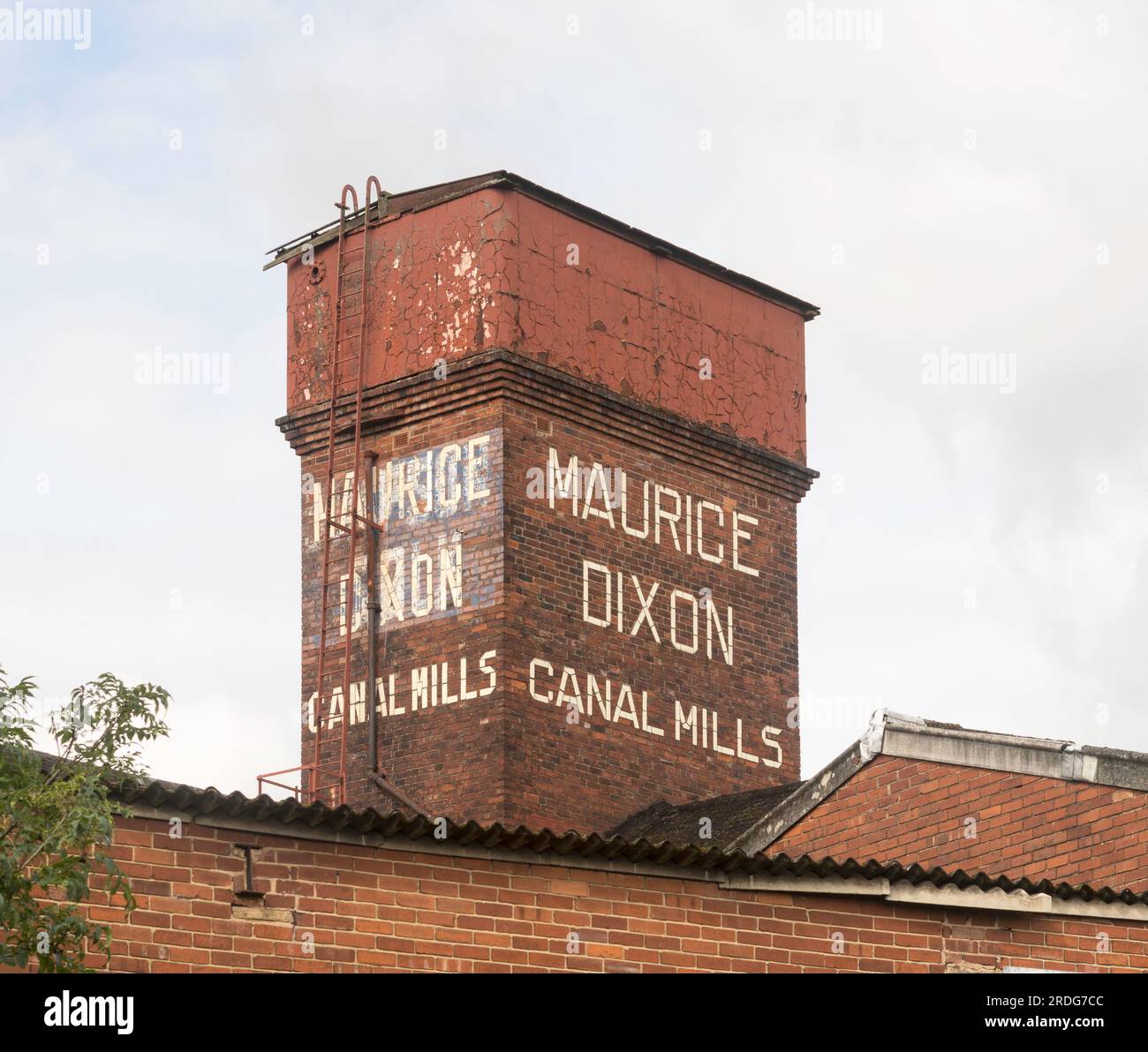 Maurice Dixon Canal Mills una torre dell'acqua di un mulino tessile, Leeds, Inghilterra, Regno Unito Foto Stock