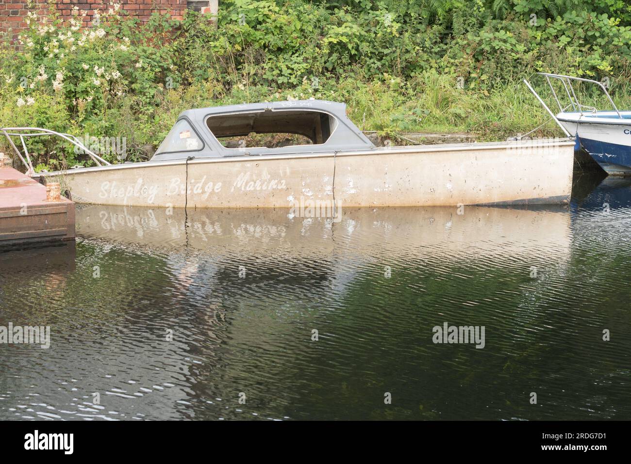 Barca abbandonata in un canale, Inghilterra, Regno Unito Foto Stock