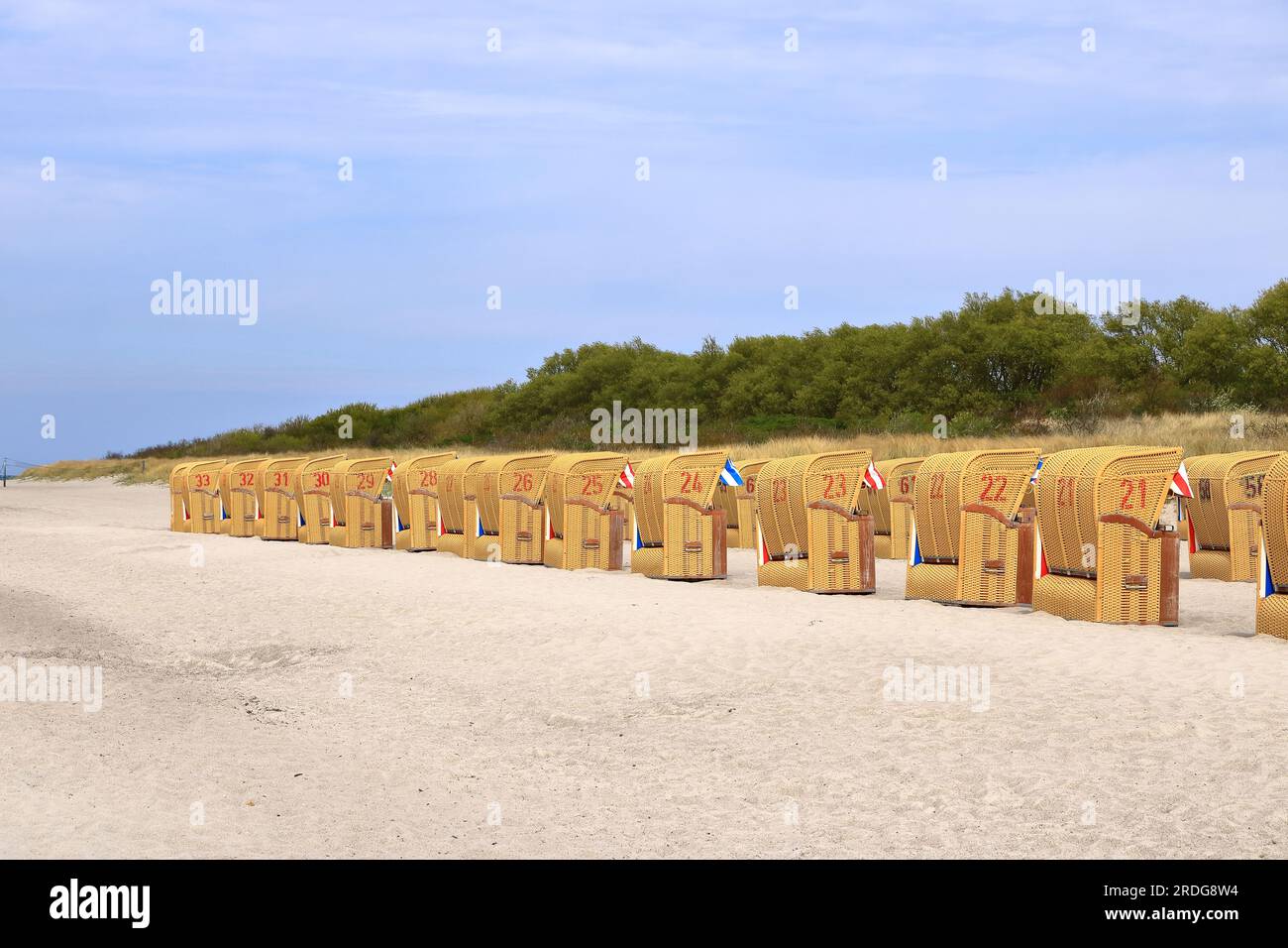 sedie a sdraio con cappuccio sul mar baltico a timmendorf, in germania, sull'isola di poel Foto Stock