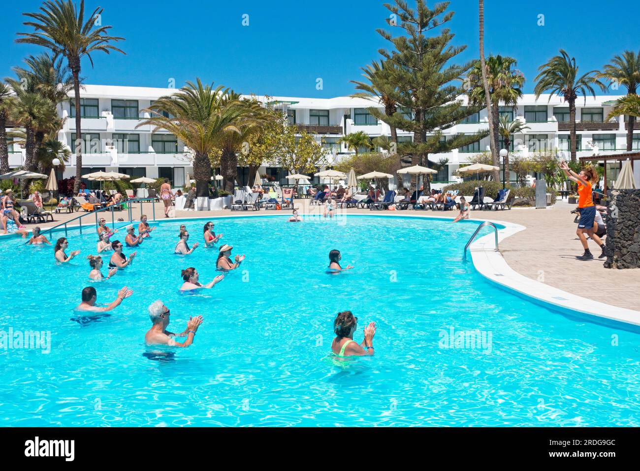 Gli ospiti di un hotel resort sull'isola di Lanzarote, Isole canarie, Spagna, si godono una sessione di aerobica in acqua Foto Stock