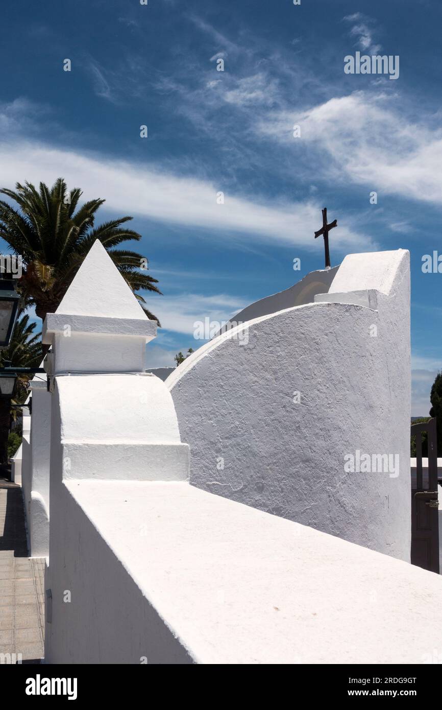 Dettagli architettonici del cimitero del villaggio locale sull'isola di Lanzarote, Isole Canarie Foto Stock