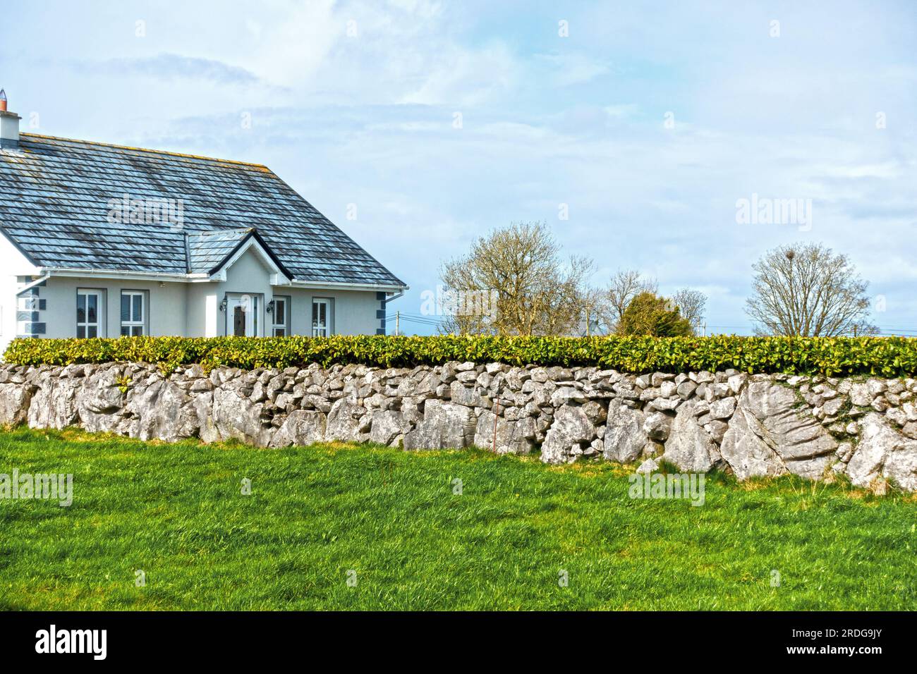 Esempi tipici di muretti a secco a Galway, in Irlanda Foto Stock
