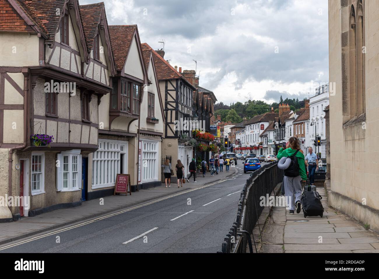I turisti con valigie arrivano a Henley-on-Thames, una pittoresca cittadina dell'Oxfordshire, Inghilterra, Regno Unito Foto Stock