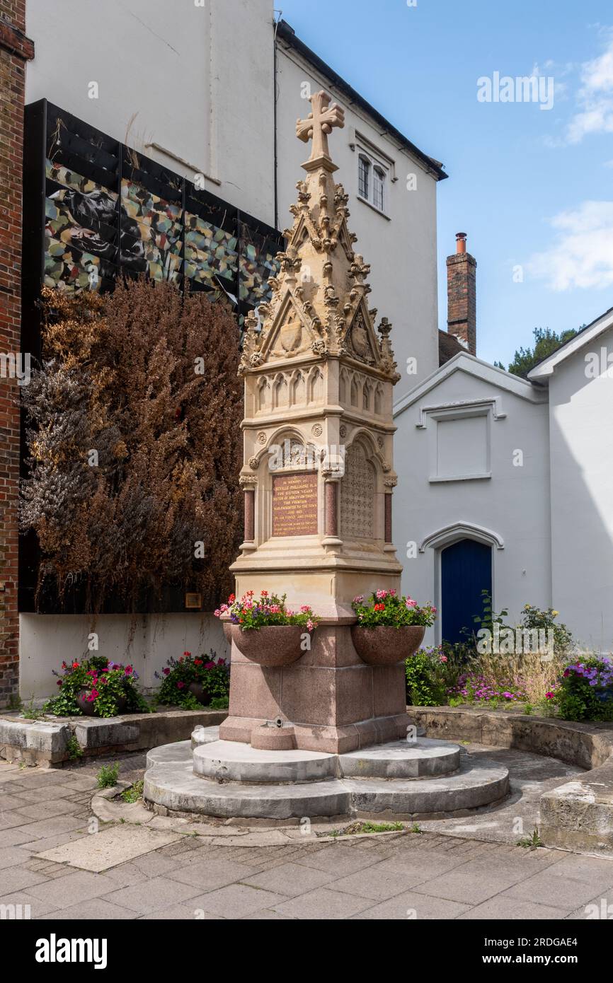 Fontana per bere in memoria di Greville Phillimore, un ex rettore, a Henley-on-Thames, Oxfordshire, Inghilterra, REGNO UNITO Foto Stock