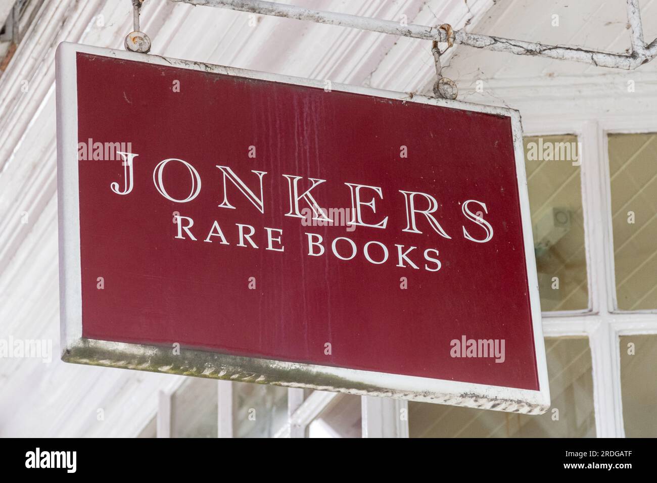 Insegna Jonkers rare Books all'esterno di un negozio di libri rari a Henley-on-Thames, Oxfordshire, Inghilterra, Regno Unito Foto Stock
