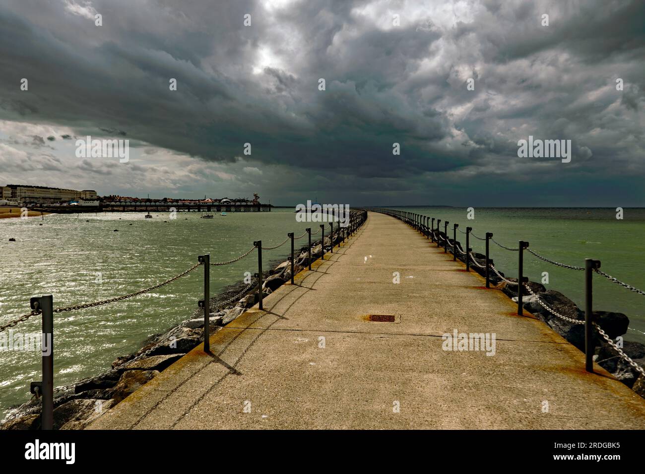 Vista che guarda lungo il braccio di Nettuno, verso il molo, Herne Bay, Thanet, Kent Foto Stock