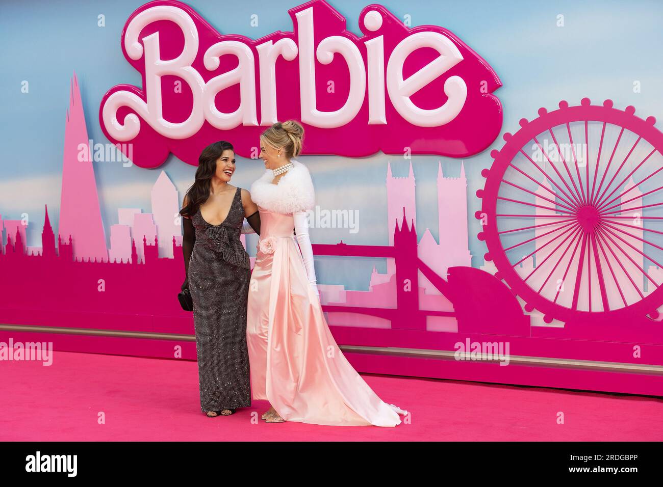 Londra, Regno Unito. 12 luglio 2023. America Ferrera e Margot Robbie partecipano alla "Barbie" European Premiere al Cineworld, Leicester Square a Londra, in Inghilterra. Crediti: S.A.M./Alamy Live News Foto Stock