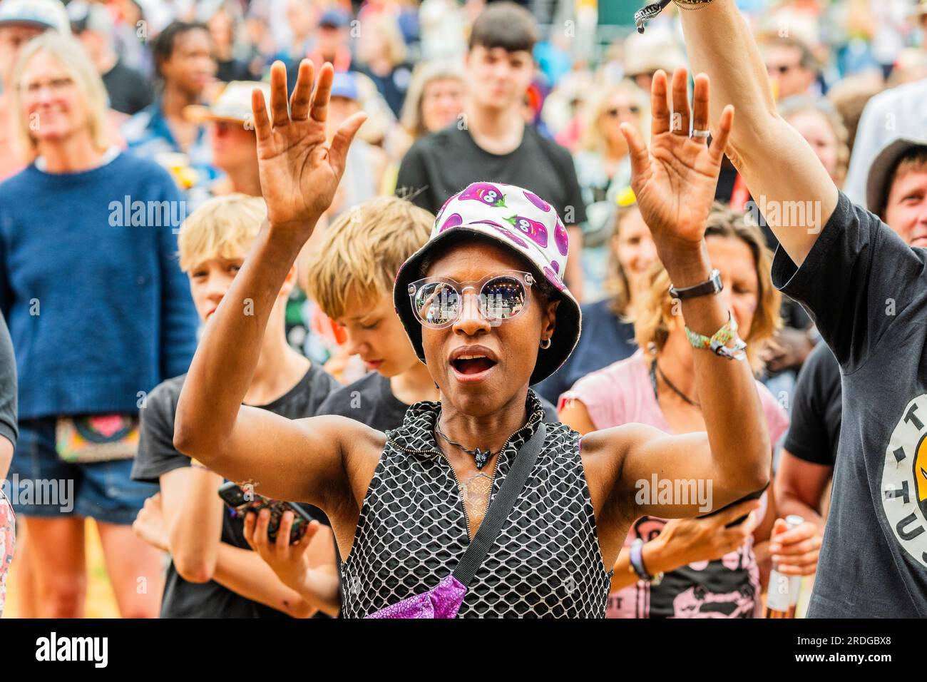 Henham Park, Suffolk, Regno Unito. 21 luglio 2023. N'famady Kouyate gioca nell'arena Obelix per una folla di tutte le età ed etnie: Il Latitude Festival 2023, Henham Park. Crediti: Guy Bell/Alamy Live News Foto Stock