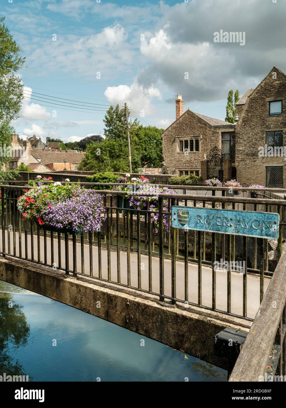 In estate, i fiori adornano la passerella sul fiume Avon che conduce alla storica cittadina collinare di Malmesbury nel Wiltshire. Foto Stock