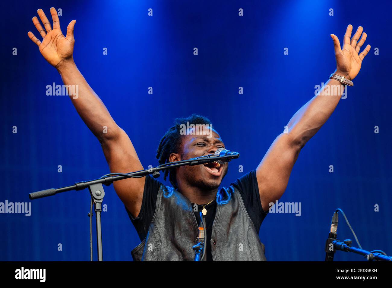 Henham Park, Suffolk, Regno Unito. 21 luglio 2023. N'famady Kouyate gioca nell'arena Obelix per una folla di tutte le età ed etnie: Il Latitude Festival 2023, Henham Park. Crediti: Guy Bell/Alamy Live News Foto Stock