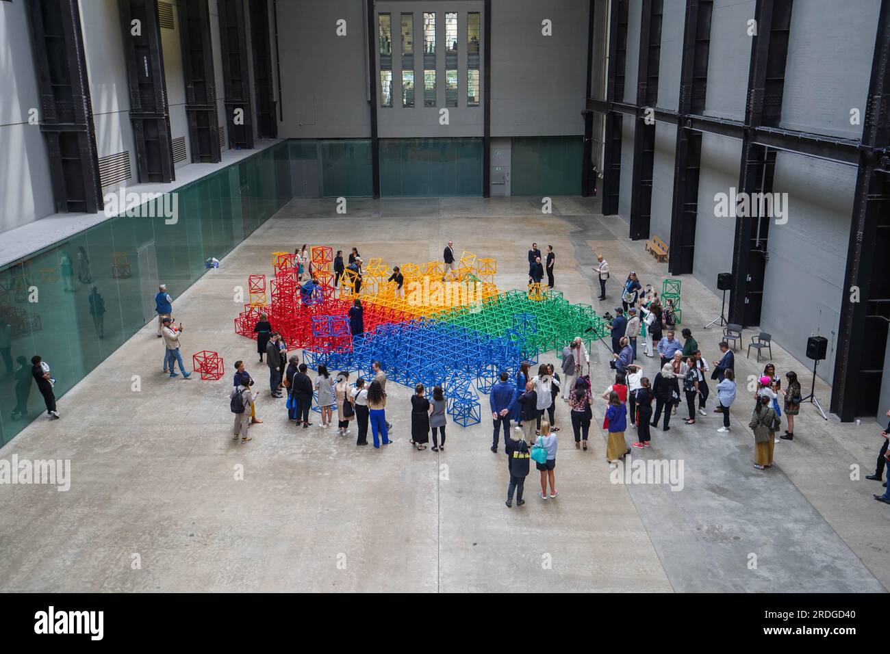 Londra Regno Unito. 21 luglio 2023 Zero to Infinity, grande scultura interattiva dell'artista britannico-pakistano Rasheed Araeen presso la sala delle turbine a Tate Modern. composto da 400 cubi a reticolo in una griglia 20x20 dipinte di blu giallo verde e rosso e disposte in una piazza sul pavimento della galleria. I visitatori sono invitati a rompere l'arragamento simmetrico spostando e riconfigurando la struttura. La mostra si svolgerà dal 22 luglio al 28 agosto. Credit amer ghazzal/Alamy Live News Foto Stock