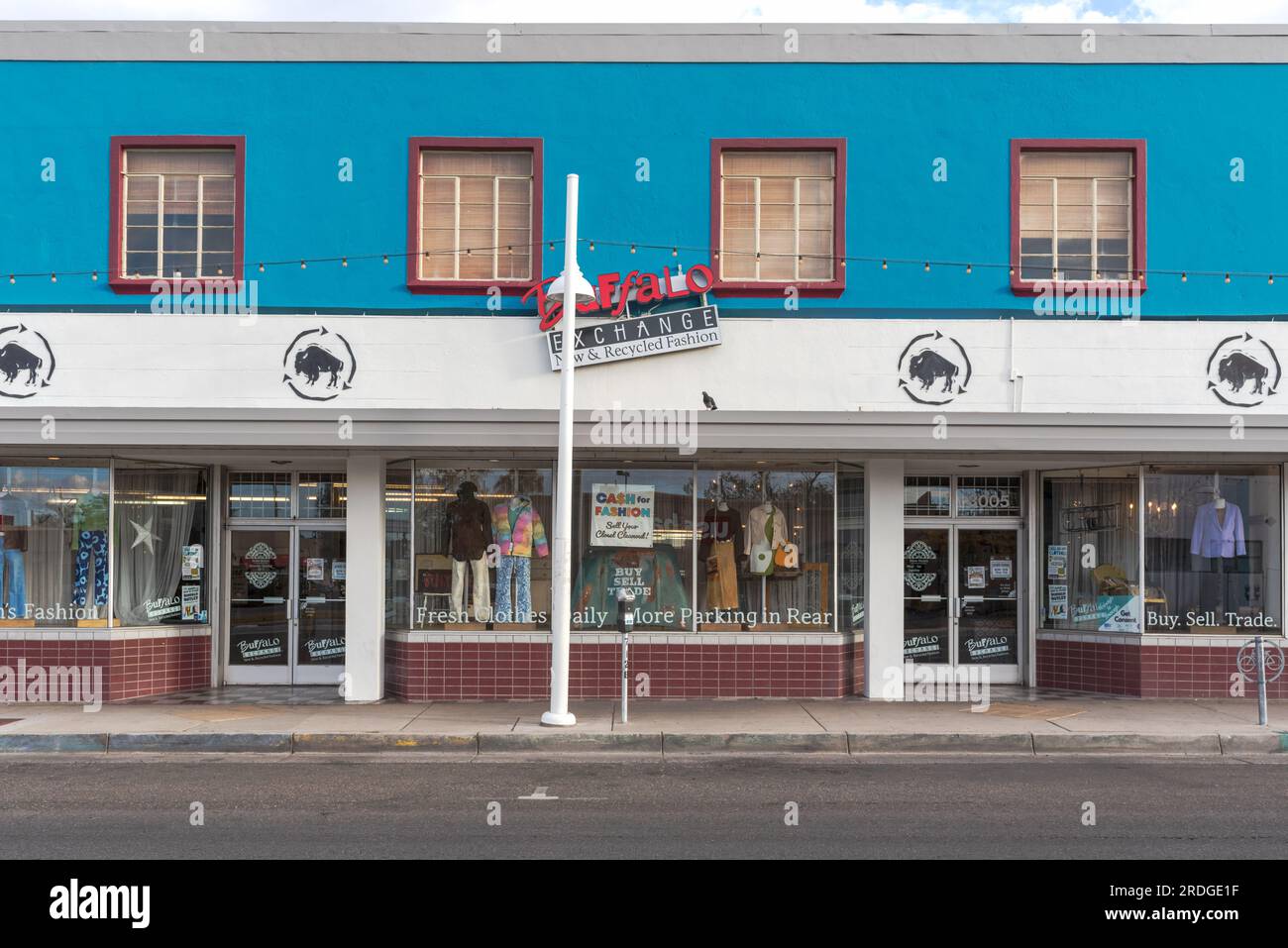 Buffalo Exchange, un negozio che vende abbigliamento usato e vintage nel distretto di Nob Hill sulla Route 66, Albuquerque, New Mexico, USA. Foto Stock