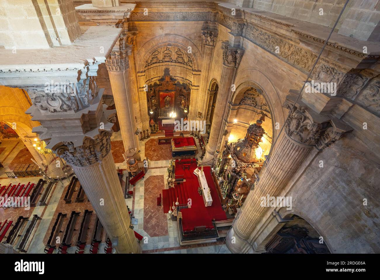 Vista ad angolo della chiesa di Santa Maria la Mayor Altar e nave - Ronda, Andalusia, Spagna Foto Stock