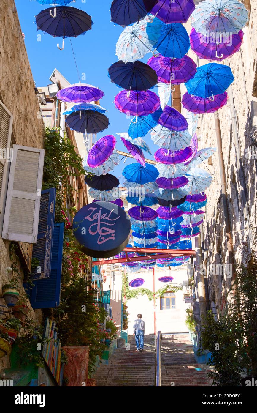 Strada decorata con ombrelli colorati, Amman, Giordania Foto Stock