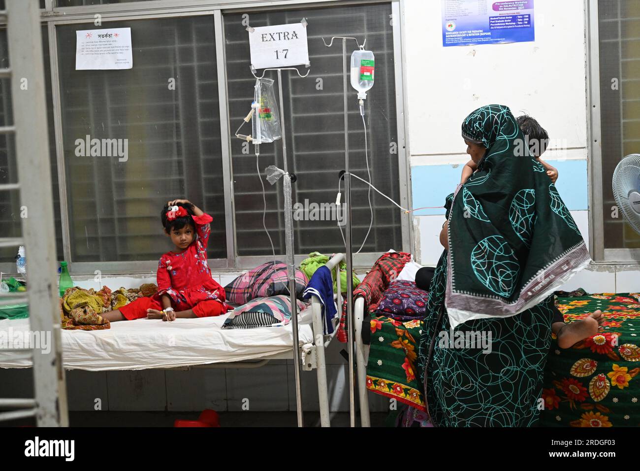 I pazienti affetti da febbre dengue sono stati curati all'interno della sezione di ricovero degli ospedali generali Mugdha a Dacca, Bangladesh, il 21 luglio 2023. Almeno 896 persone sono state infettate in 24 ore a partire da venerdì. Dal 1° gennaio 2023 al 21 luglio 2023, in totale 28.443 persone sono state colpite dalla dengue. Almeno 156 persone sono morte nella peggiore epidemia di dengue del Bangladesh, hanno detto i funzionari il 21 luglio, mentre gli ospedali sovraccarichi faticavano a curare migliaia di pazienti. Foto Stock