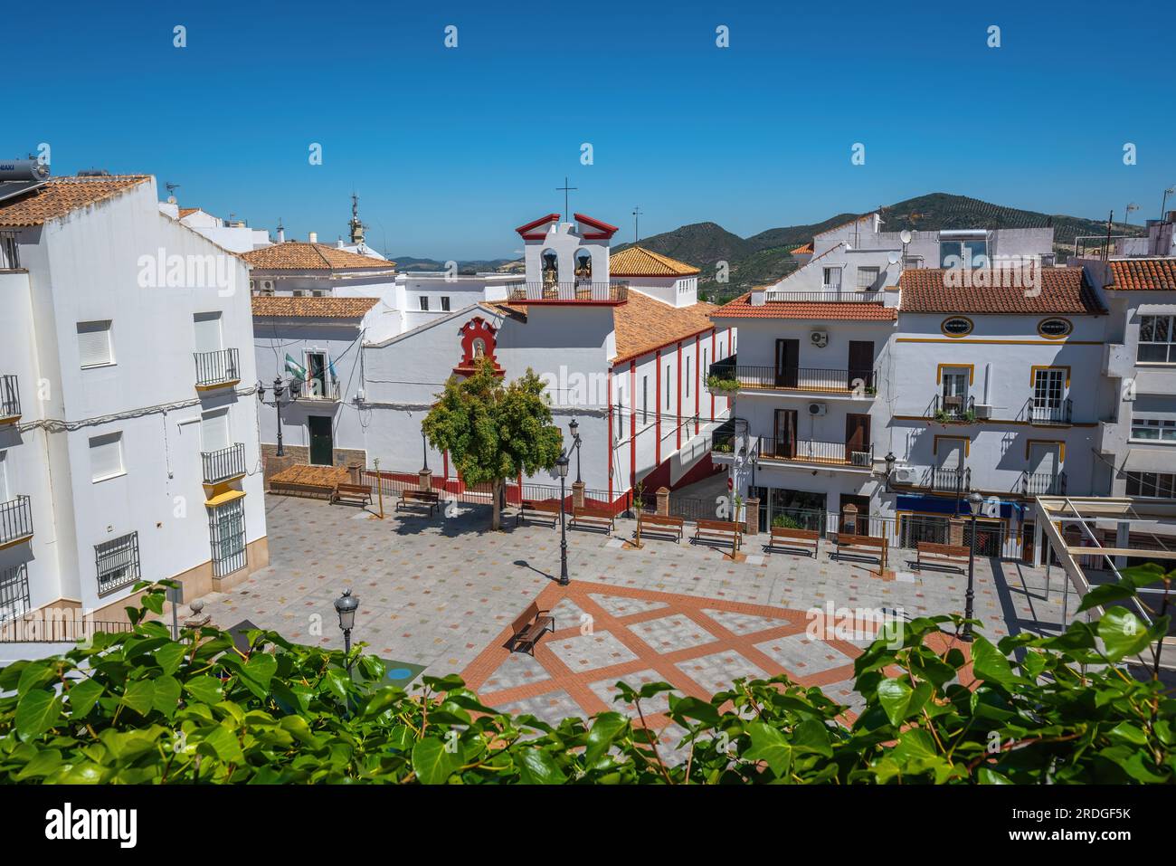 Plaza de Andalucia e la Chiesa della Vittoria - Olvera, Andalusia, Spagna Foto Stock