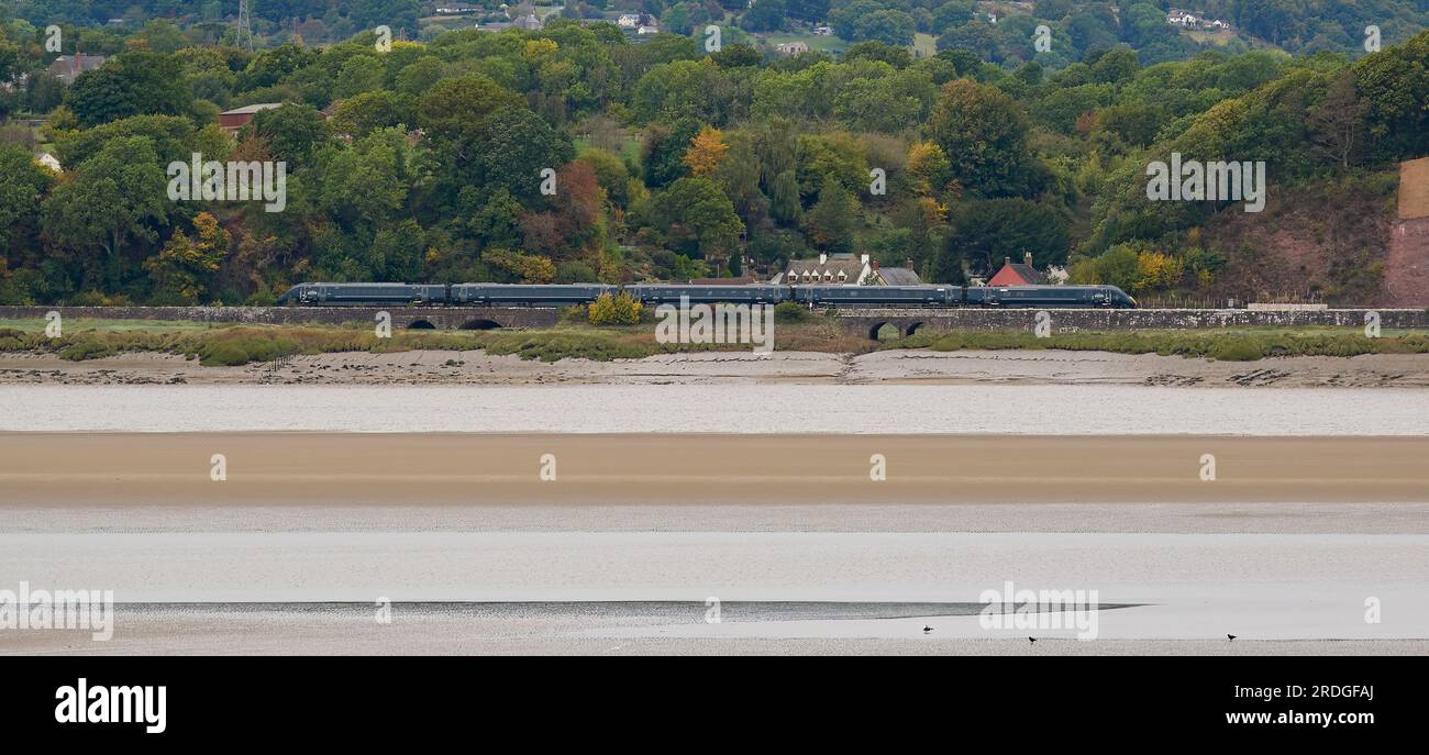 Treno Express InterCity classe 802 della Great Western Railway che passa per Purton e il fiume Severn Gloucestershire Foto Stock