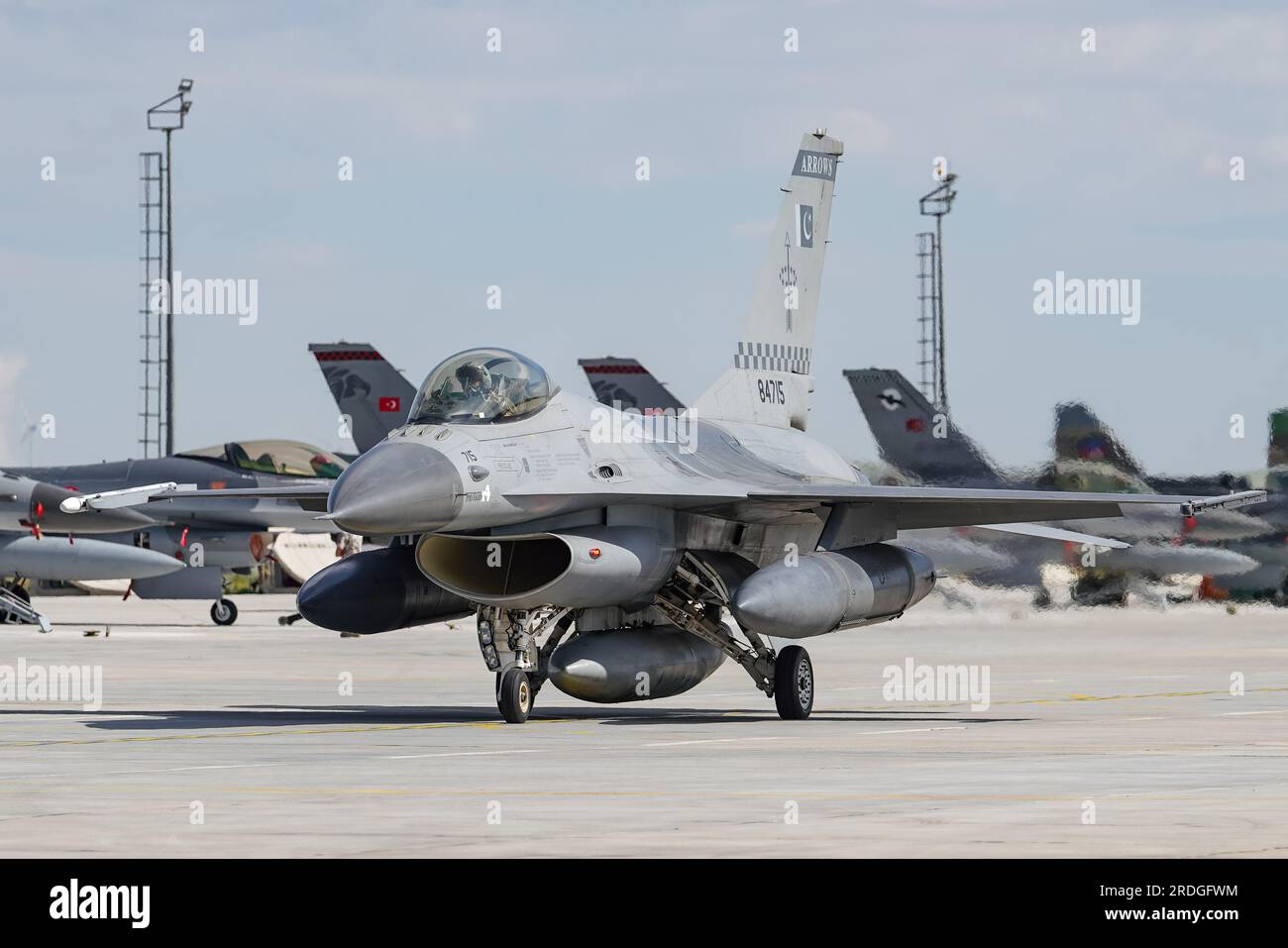 KONYA, TURKIYE - 30 GIUGNO 2022: Pakistan Air Force General Dynamics F-16AM Fighting Falcon (5G-15) tassare in Konya Airport durante Anatolian Eagle Air Foto Stock