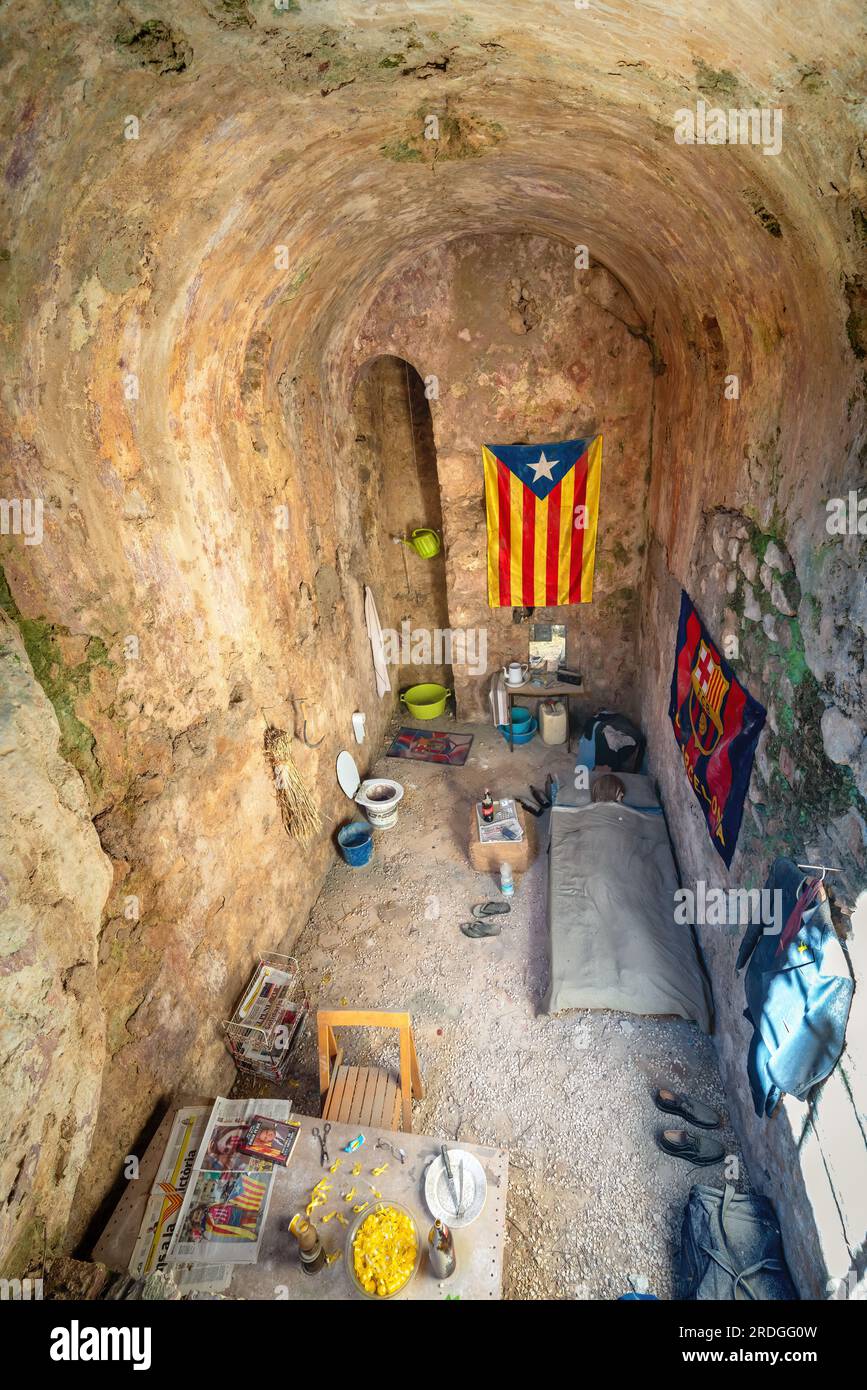 Installazione d'arte - l'ultimo rifugio indipendente in un passato inventato da Wolfgang Berus al Castello di Olvera - Olvera, Andalusia, Spagna Foto Stock