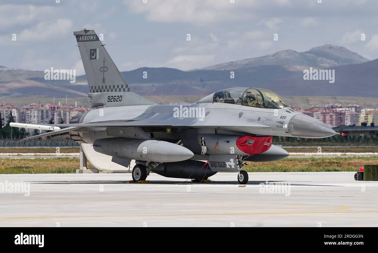KONYA, TURKIYE - 30 GIUGNO 2022: Pakistan Air Force General Dynamics F-16BM Fighting Falcon (DH-8) esposto all'aeroporto di Konya durante Anatolian Eagle ai Foto Stock