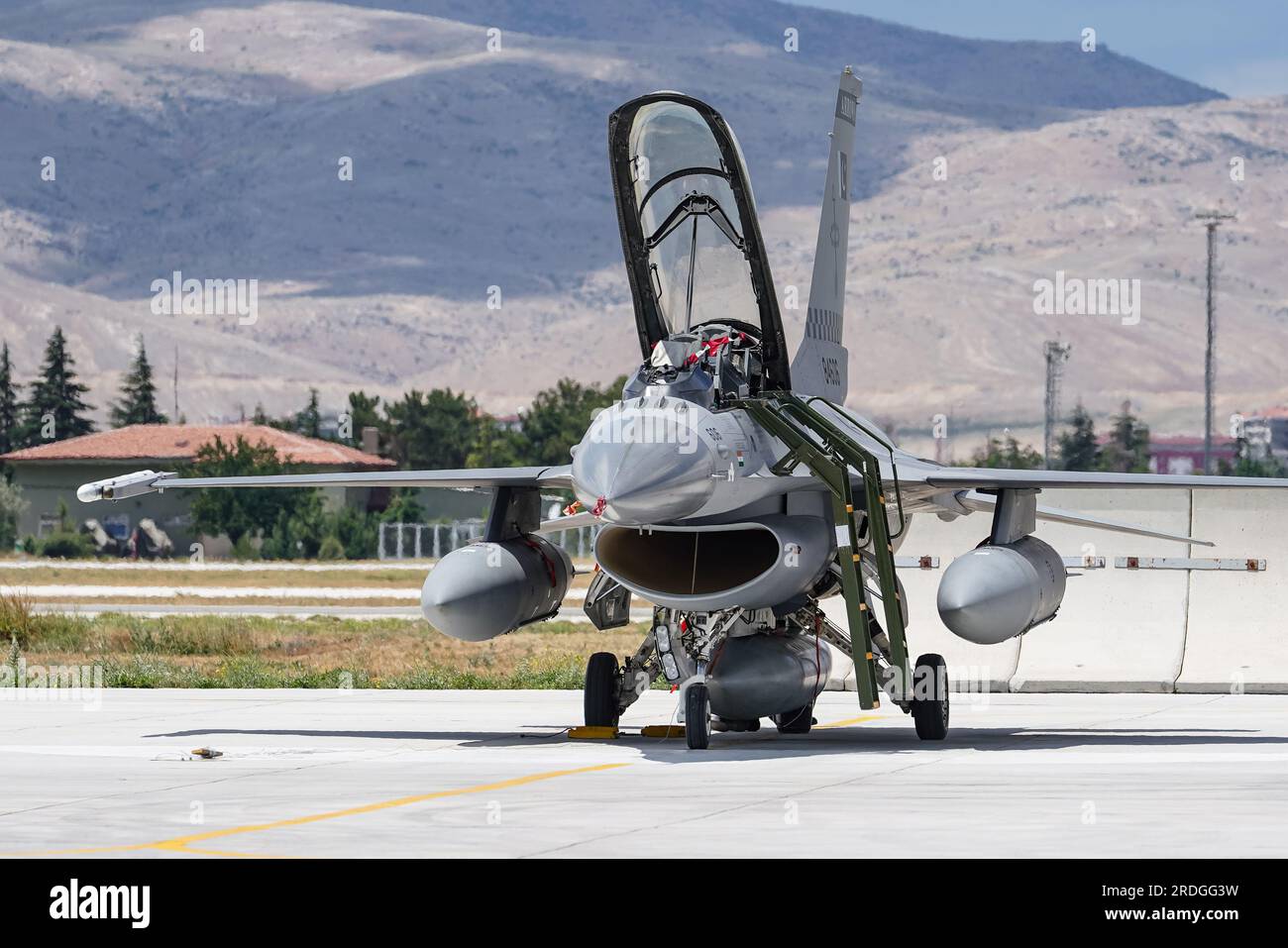 KONYA, TURKIYE - 30 GIUGNO 2022: Pakistan Air Force General Dynamics F-16BM Fighting Falcon (5H-6) esposto all'aeroporto di Konya durante Anatolian Eagle ai Foto Stock