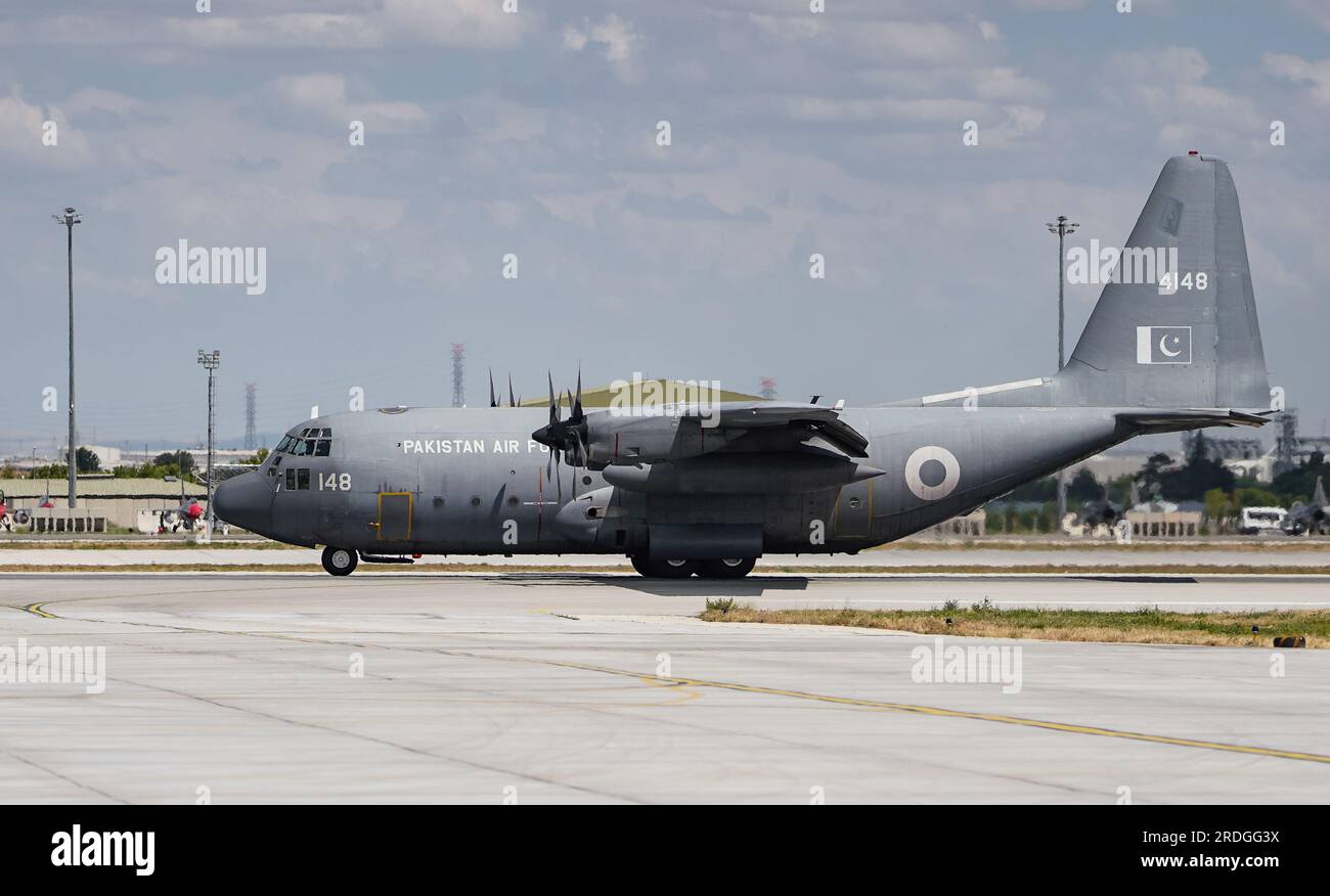KONYA, TURKIYE - 30 GIUGNO 2022: Pakistan Air Force Lockheed C-130e Hercules (382-4148) tassare in Konya Airport durante Anatolian Eagle Air Force Exerc Foto Stock