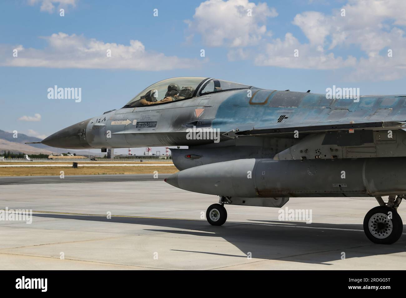 KONYA, TURKIYE - 30 GIUGNO 2022: Jordan Air Force General Dynamics F-16BM Fighting Falcon (6J-4) tassando nell'aeroporto di Konya durante l'Anatolia Eagle Air Fo Foto Stock