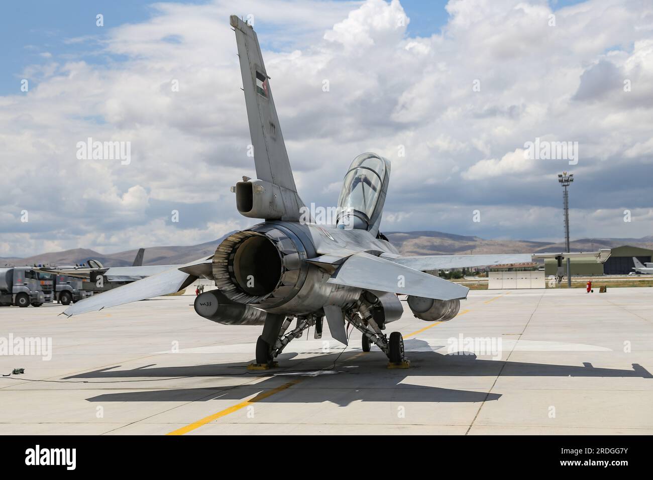 KONYA, TURKIYE - 30 GIUGNO 2022: Jordan Air Force General Dynamics F-16BM Fighting Falcon (6E-15) in mostra all'aeroporto di Konya durante l'Anatolia Eagle Air Foto Stock