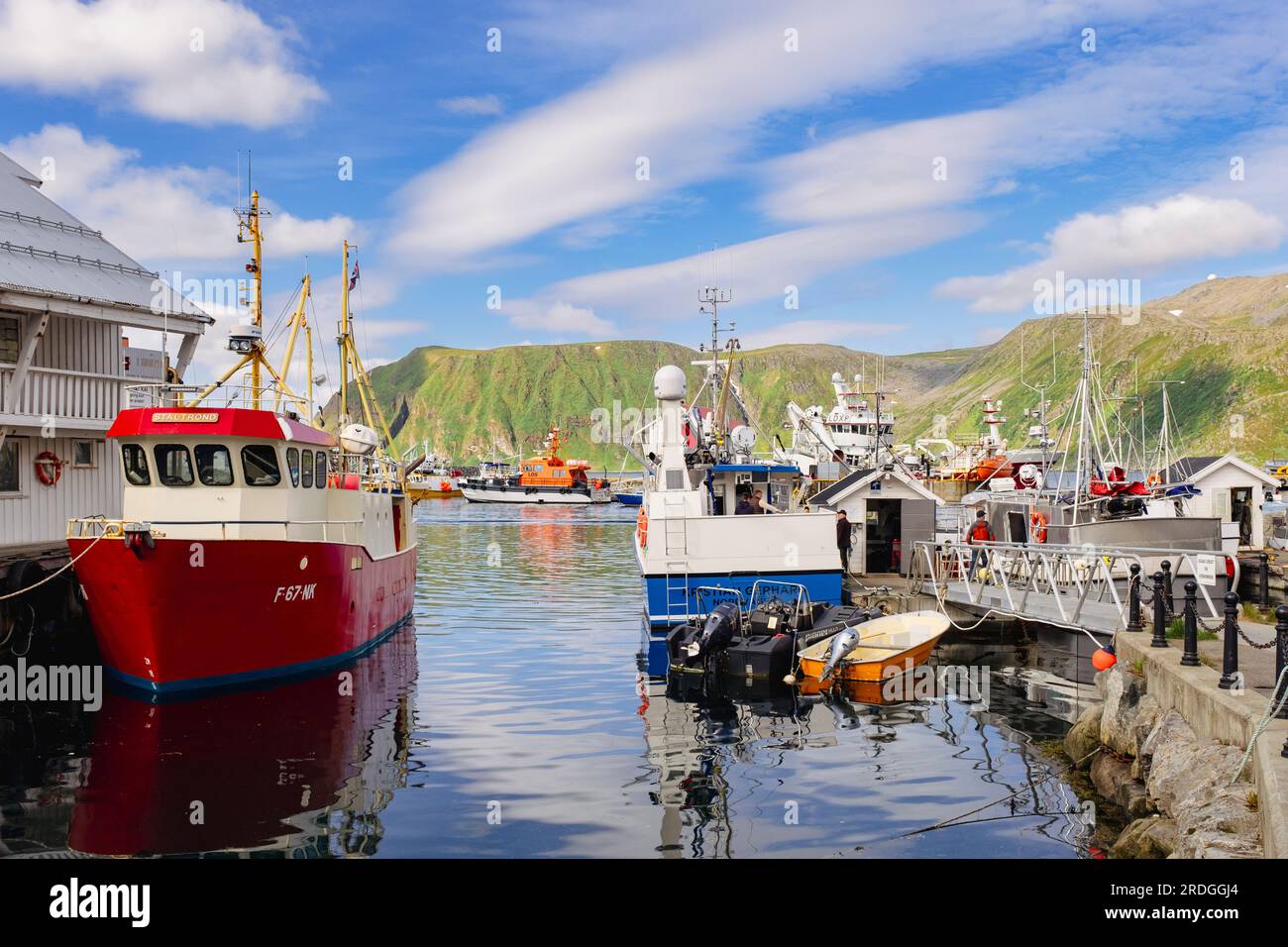 Barche nel porto della città più a nord sulla terraferma. Honningsvar, Troms og Finnmark, Norvegia, Scandinavia, Europa Foto Stock