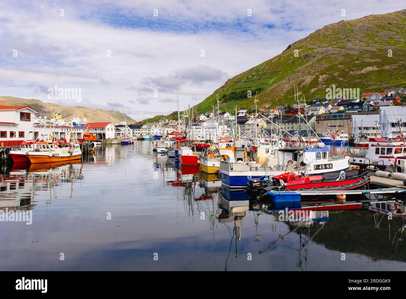 Barche da pesca nel porto della città più settentrionale della terraferma. Honningsvar, Troms og Finnmark, Norvegia, Scandinavia, Europa Foto Stock