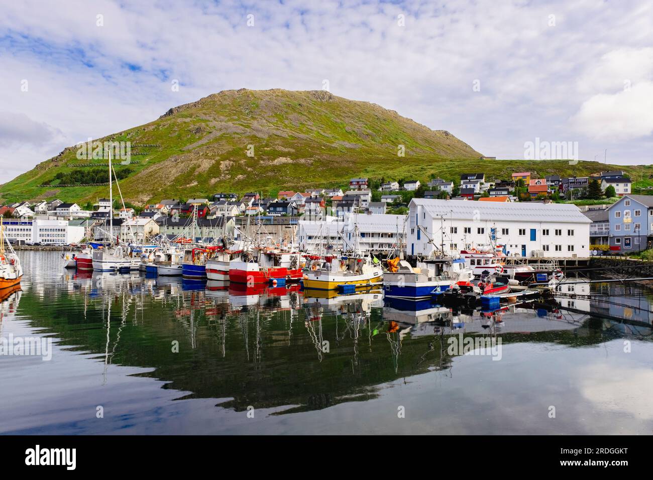 Edifici sul lungomare e barche nel porto della città più settentrionale sulla terraferma. Honningsvar, Troms og Finnmark, Norvegia, Scandinavia, Europa Foto Stock