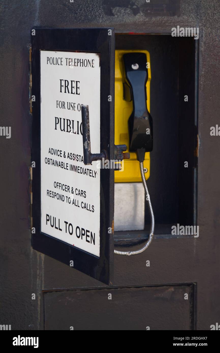 Telefono pubblico gratuito, telefono alloggiato in Una cabina di polizia per assistenza pubblica gratuita per chiamare aiuto, Boscombe UK Foto Stock