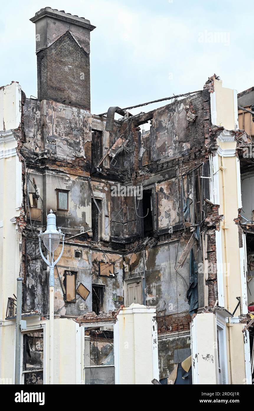 Brighton Regno Unito 21 luglio 2023 - il Royal Albion Hotel bruciato sul lungomare di Brighton dopo essere stato eviscerato dal fuoco lo scorso fine settimana : Credit Simon Dack / Alamy Live News Foto Stock