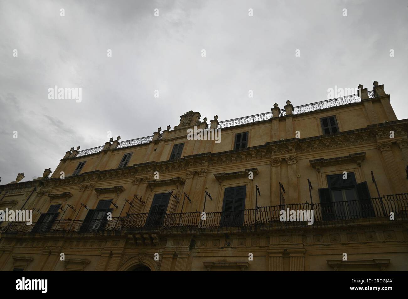 Veduta esterna del Palazzo Landolina di Sant’Alfano, splendido palazzo nobiliare realizzato dall’architetto Vincenzo Sinatra a noto in Sicilia, Foto Stock