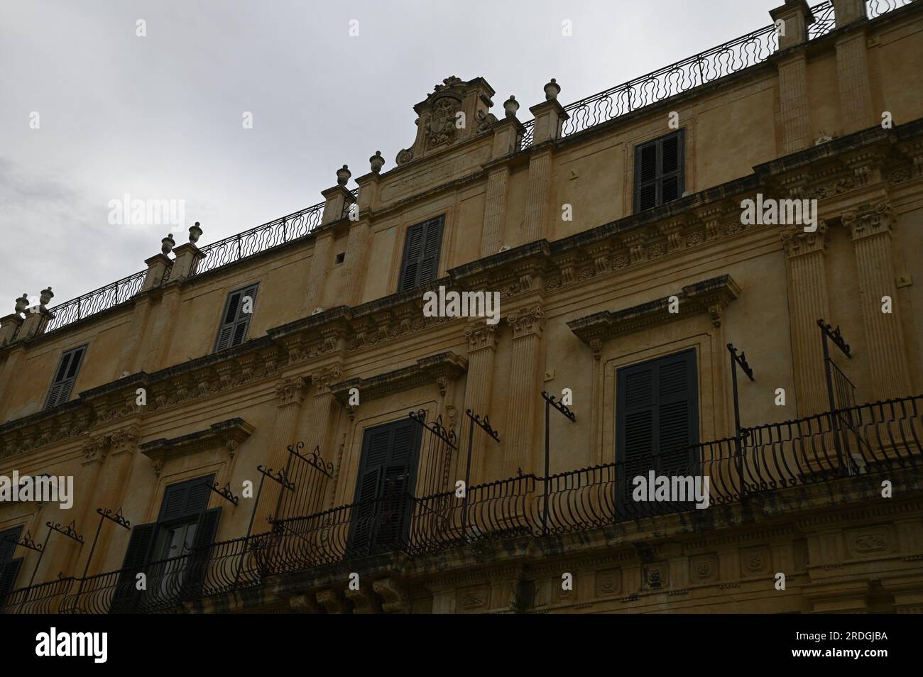 Veduta esterna del Palazzo Landolina di Sant’Alfano, splendido palazzo nobiliare realizzato dall’architetto Vincenzo Sinatra a noto in Sicilia, Foto Stock