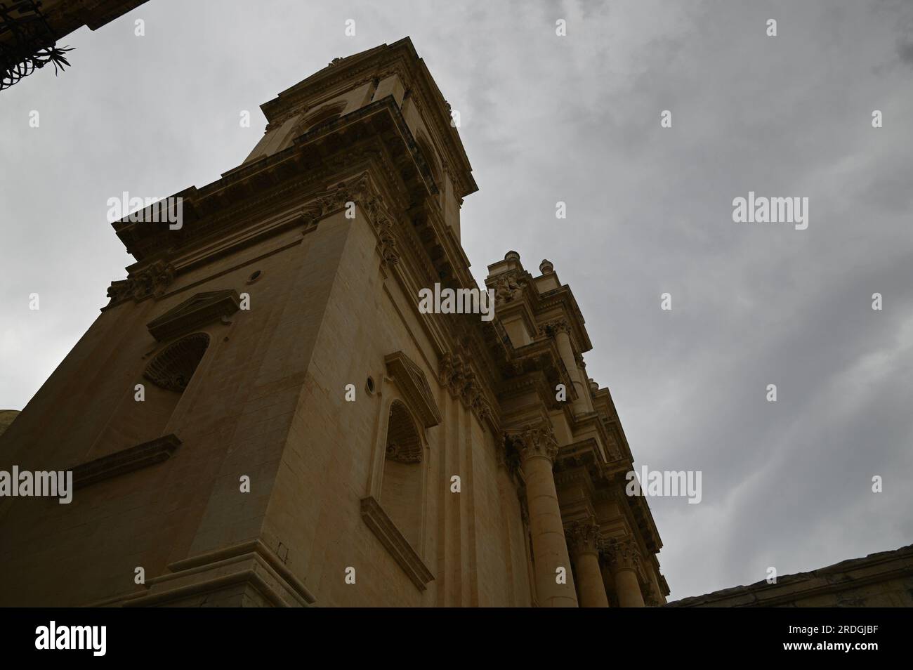 Vista panoramica esterna della Chiesa di San Francesco d'Assisi all'Immacolata in stile barocco, storica pietra miliare religiosa di noto in Sicilia. Foto Stock