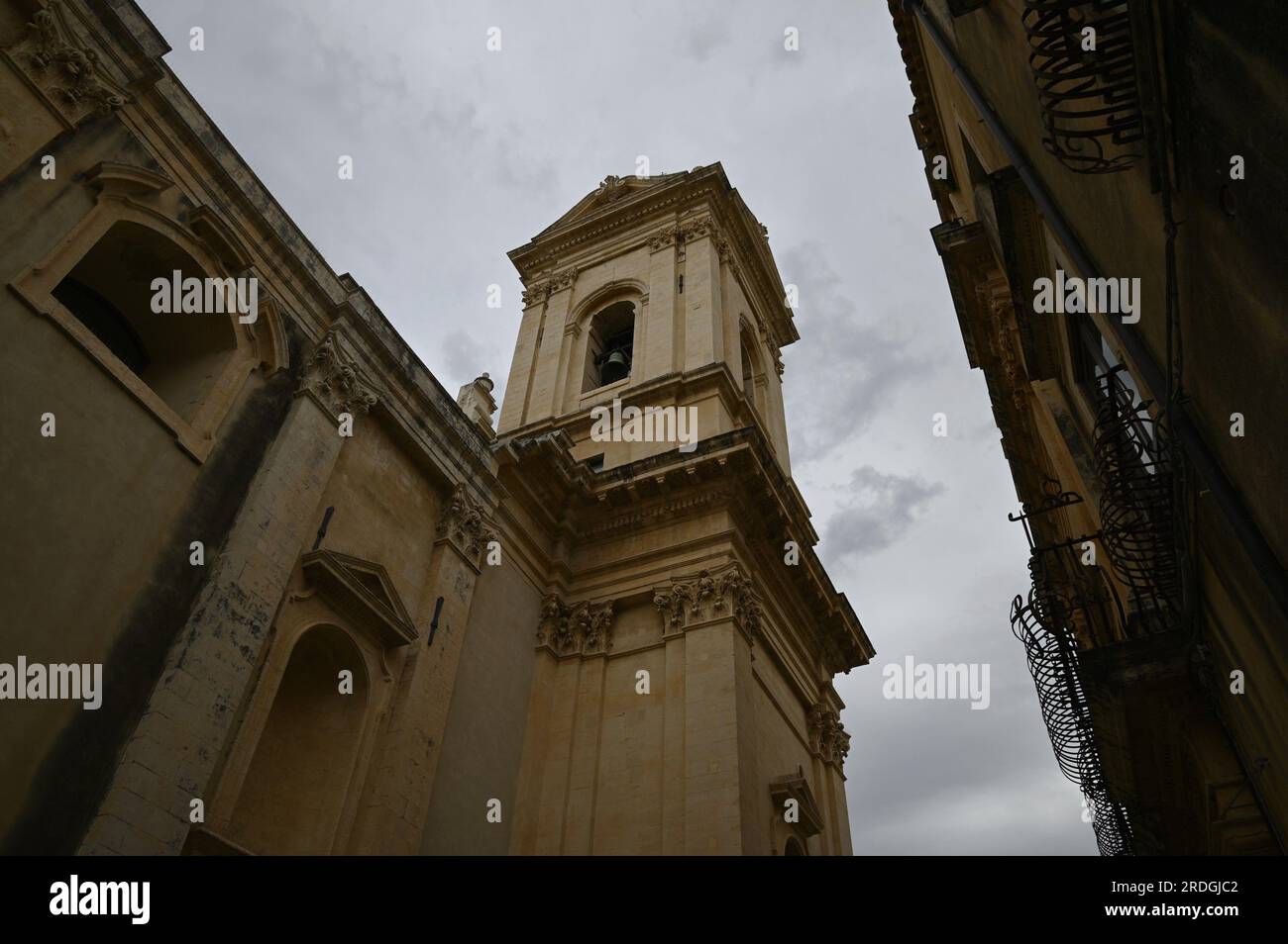 Vista panoramica esterna della Chiesa di San Francesco d'Assisi all'Immacolata in stile barocco, storica pietra miliare religiosa di noto in Sicilia. Foto Stock