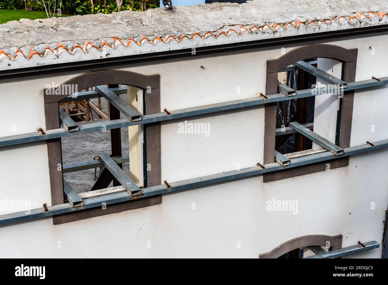 Vecchio edificio in restauro con un sistema di ombreggiatura per preservare la facciata originale. Angra do Heroismo, Azzorre Foto Stock