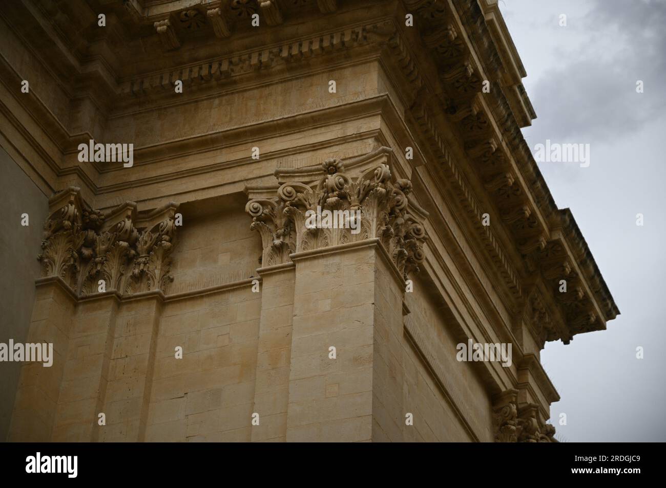 Pilastri calcarei in stile neoclassico con capitelli dell'ordine corinzio all'esterno di Palazzo Landolina a noto in Sicilia. Foto Stock