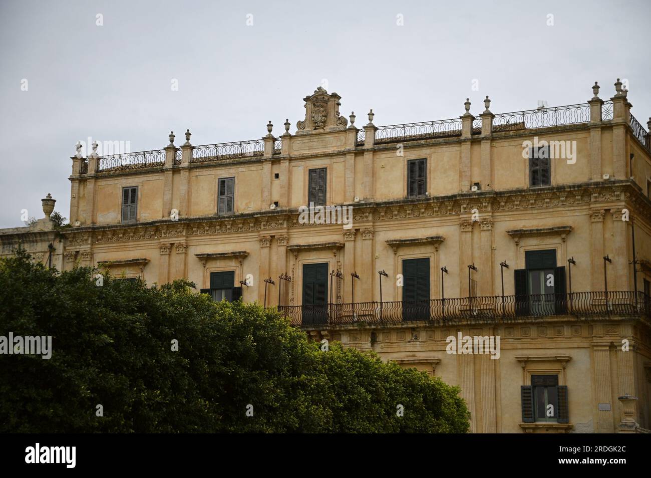 Veduta esterna del Palazzo Landolina di Sant’Alfano, splendido palazzo nobiliare realizzato dall’architetto Vincenzo Sinatra a noto in Sicilia, Foto Stock