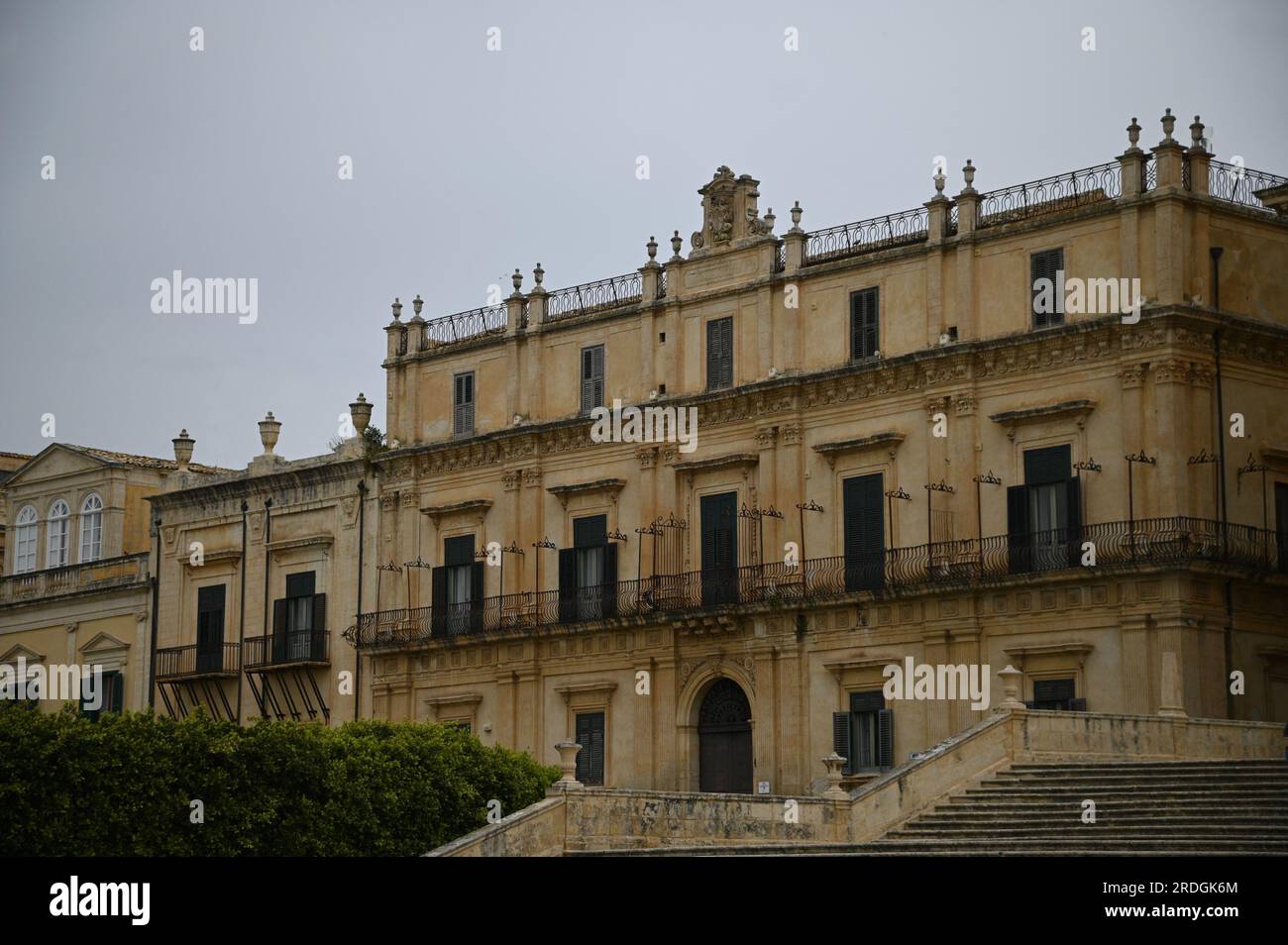 Veduta esterna del Palazzo Landolina di Sant’Alfano, splendido palazzo nobiliare realizzato dall’architetto Vincenzo Sinatra a noto in Sicilia, Foto Stock