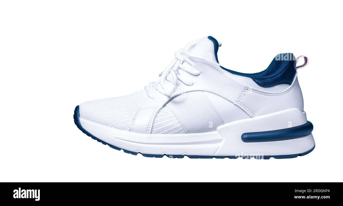 Sneakers isolate su sfondo bianco. Tracolla sportiva moderna e casual per le scarpe. Scarpa da running ritagliata, elemento di design unisex delle calzature, lato vi Foto Stock